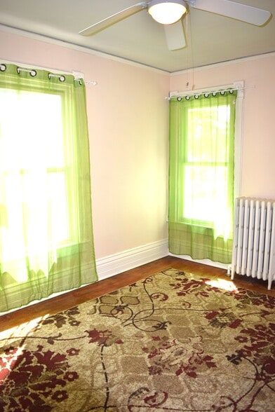 Building Photo - 102 E Irving Ave