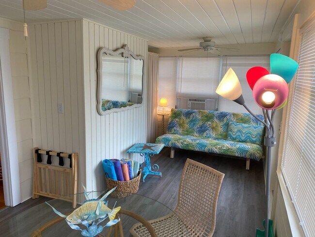 Building Photo - Nokomis Beachy Bungalow (Off Season)