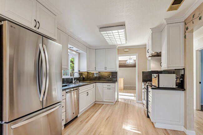Building Photo - Elegant and Spacious 4Bedroom Sunnyvale Home