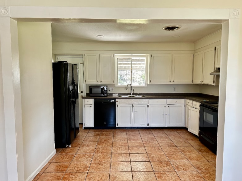 Building Photo - 120 Nolen St