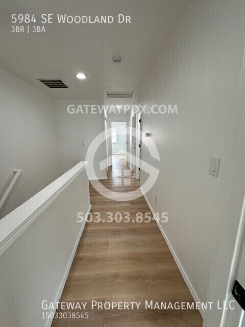 Building Photo - 5984 SE Woodland Dr