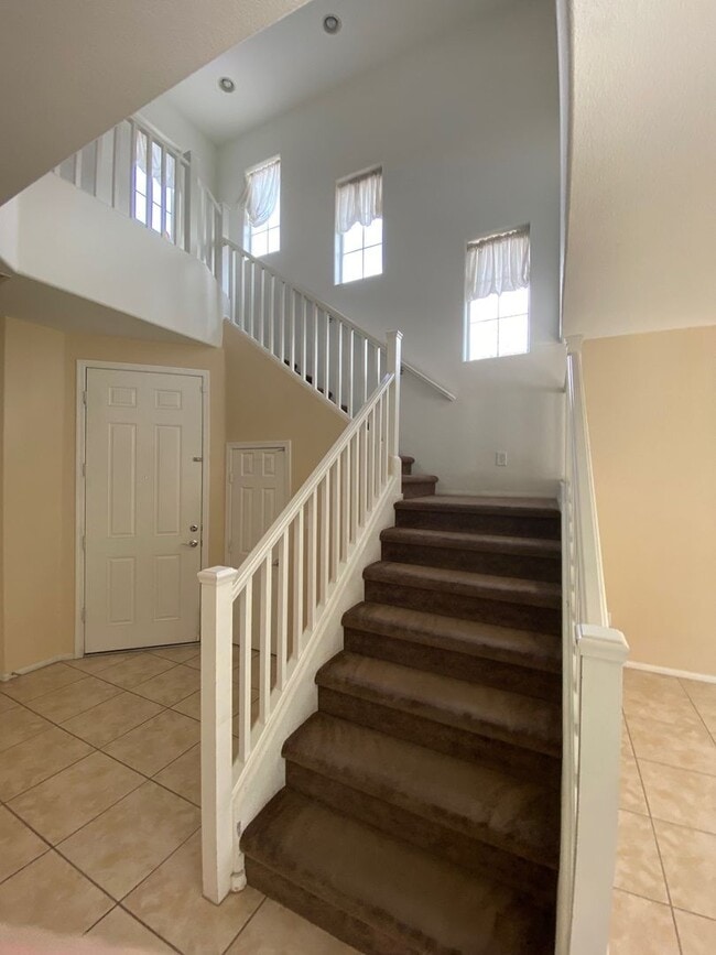 Building Photo - Beautiful 3 Bedroom 2 and 1/2 Bathrooms Ho...