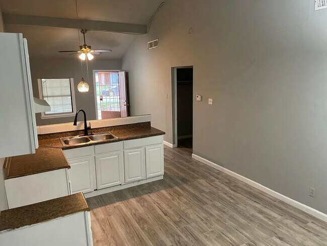 Building Photo - 6605 Spring Lark Dr