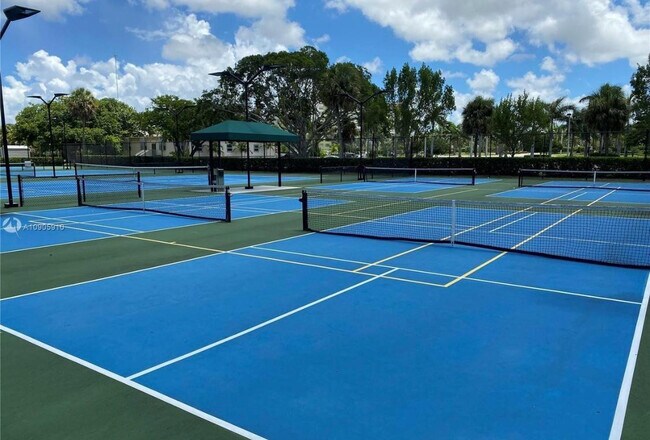 Building Photo - 901 Hillcrest Dr