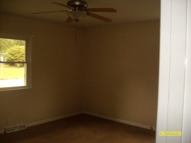 Building Photo - 3 bd-1 1/2 bath