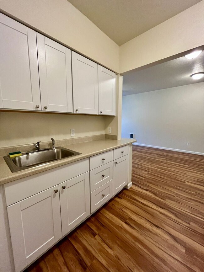 Building Photo - (WWA) Westwood - 1 bed / 1 bath Apartment
