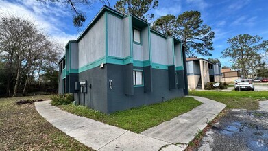 Building Photo - Freshly renovated 2/1 on the Westside, Ava...