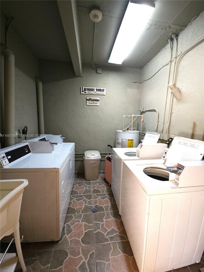 Building Photo - 437 SW 7th St