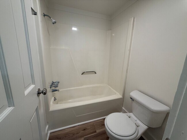 Building Photo - 1 Bed, 1 Bath Apartment – Great Location & Amenities! Flexible Lease Terms Available