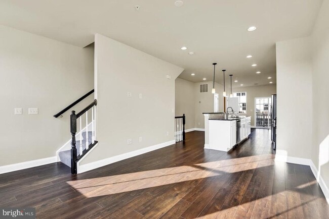 Building Photo - 611 E 7th St