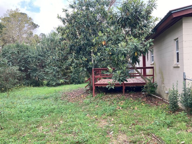 Building Photo - 3 bed 1 bath House With Fenced-in Yard, Av...