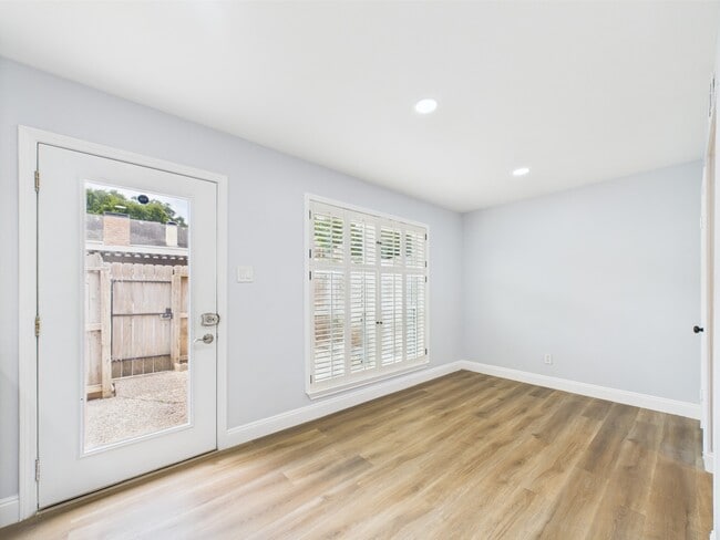 Building Photo - 10380 Briar Forest Dr