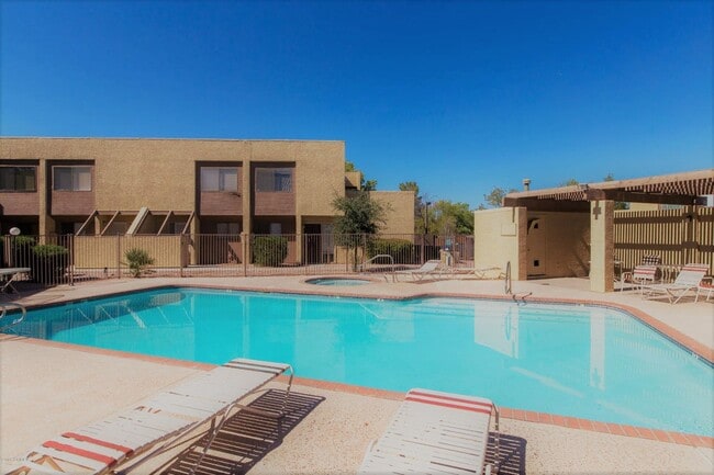 Building Photo - EXCELLENT TOWNHOME IN TEMPE!