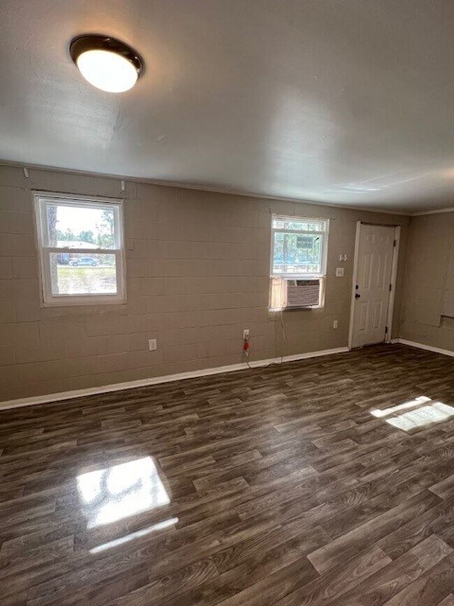 Building Photo - 1153 Tammy st. Unit B