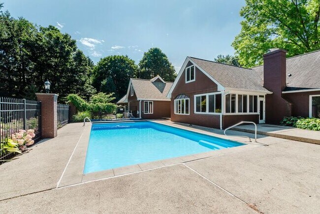 Building Photo - Large Executive Home in Carmel Schools