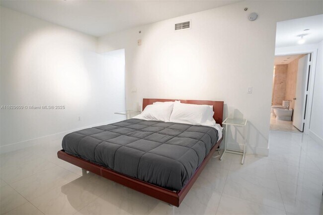 Building Photo - 6000 Collins Ave