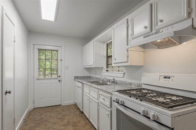 Building Photo - 7A Hickory Ln