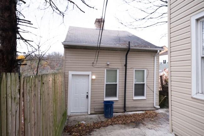 Building Photo - Available NOW! 1st Floor  2 Bed 1 Bath Apa...