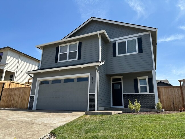 Building Photo - 634 NW Crater Lk Dr