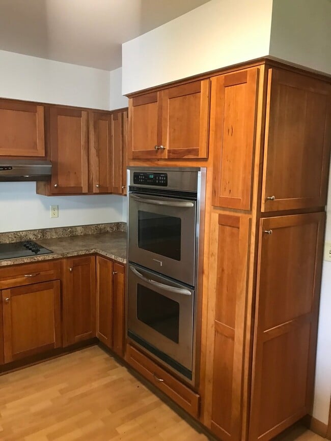 Building Photo - Large 5 bed 3 bath family home with two separate kitchens! Close to Augustana!