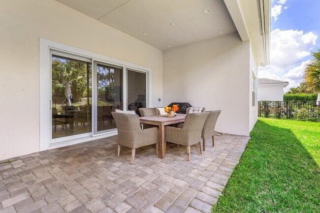 Building Photo - 9256 Crestview Cir