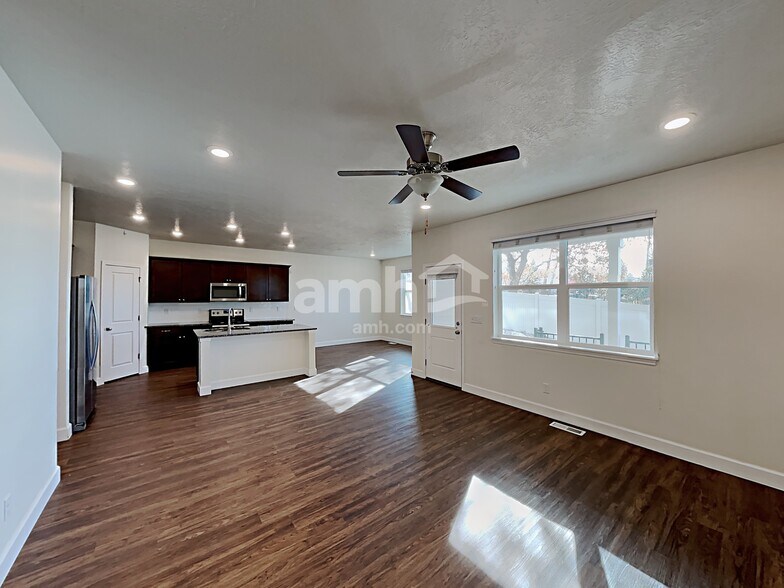 Building Photo - 2992 E S Village Dr