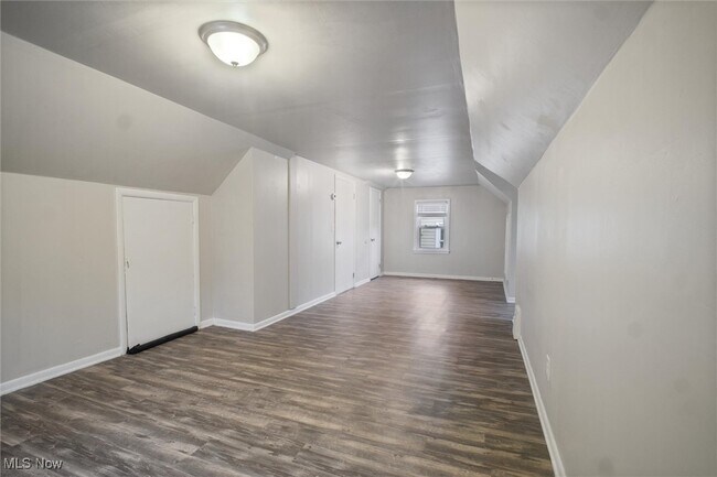 Building Photo - 5337 Hollywood Ave