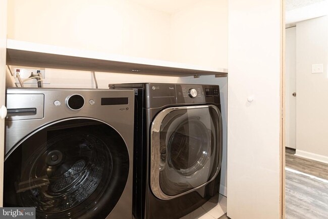 Building Photo - 6558 Gildar St