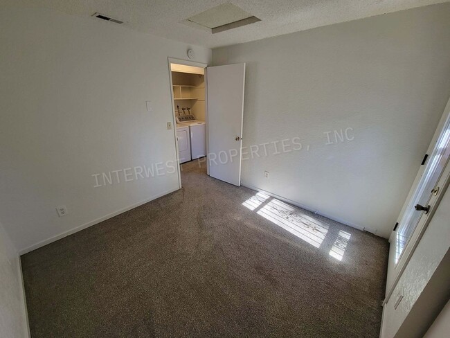 Building Photo - *1/2 OFF 1ST MONTH'S RENT PROMO* 3 BR Townhome- Wonderful Privacy Deck in Beaverton with 1 Car Ga...