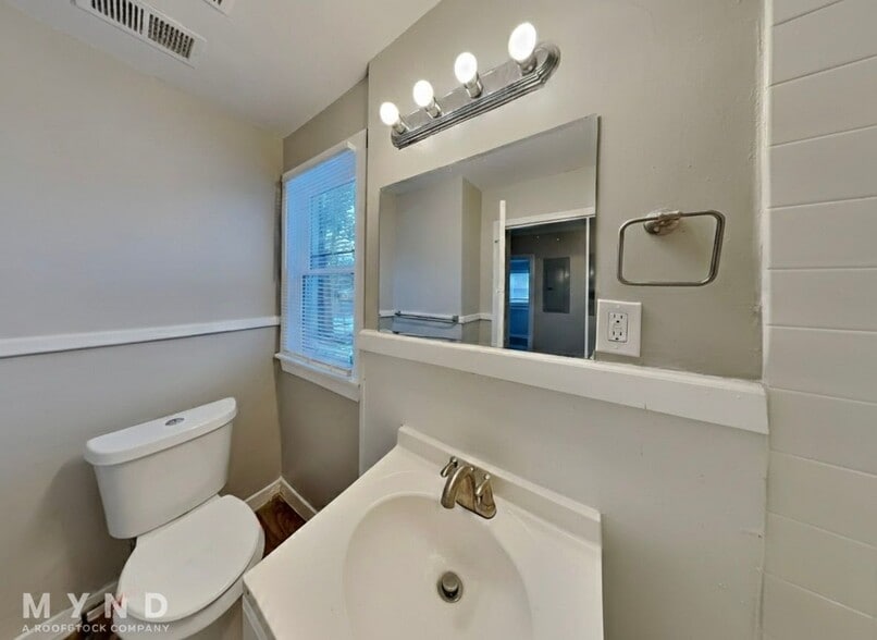 Building Photo - 1825 Oakmont Dr NW