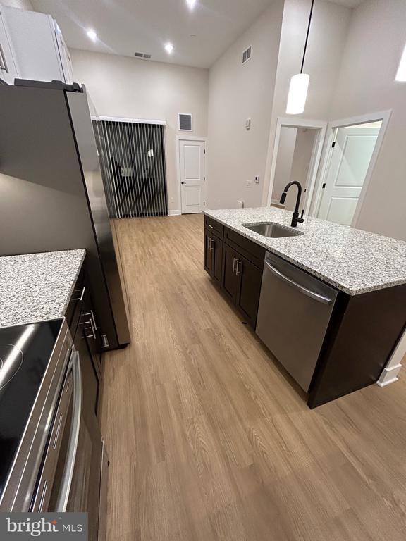 Building Photo - 624 Main St