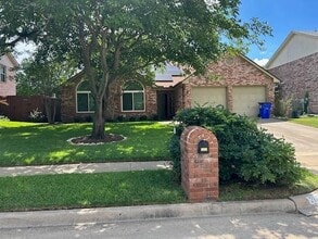 Building Photo - 2106 Millwood Dr