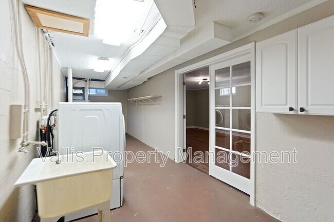 Building Photo - 1025 Terrace Dr NW