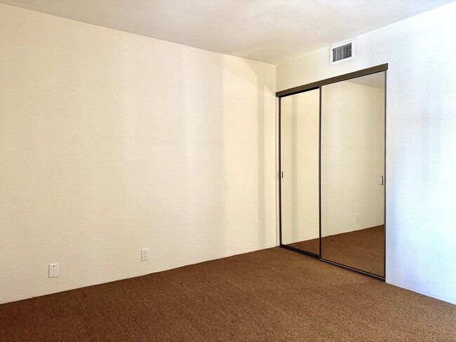 Building Photo - 5125 E Waverly Dr