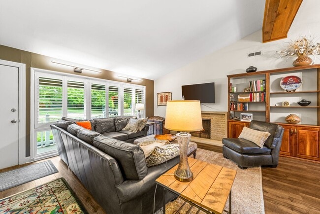 Building Photo - Fantastic 4-Bedroom with Updated Kitchen &...