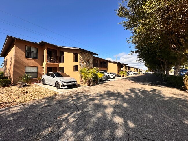 Building Photo - 4310 Santa Barbara Blvd