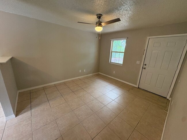Building Photo - 3 Bed / 2 Bath Single-Family Home Near Downtown Eustis