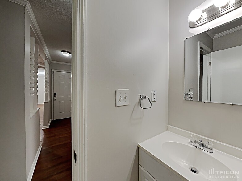 Building Photo - 6273 Branch Hill Cir