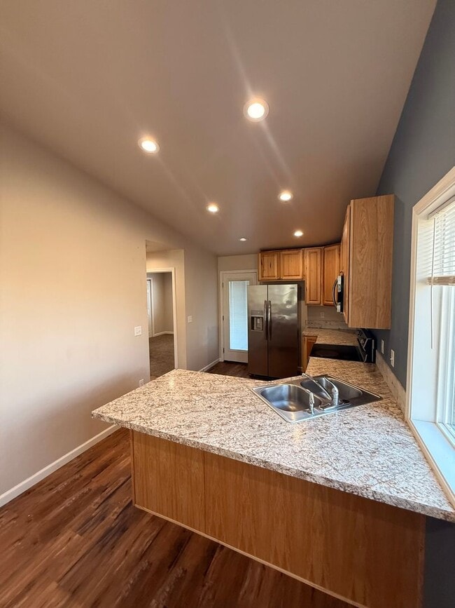 Building Photo - Spacious 3 Bedroom, 2 Bath Home with Garage & Fenced Yard!