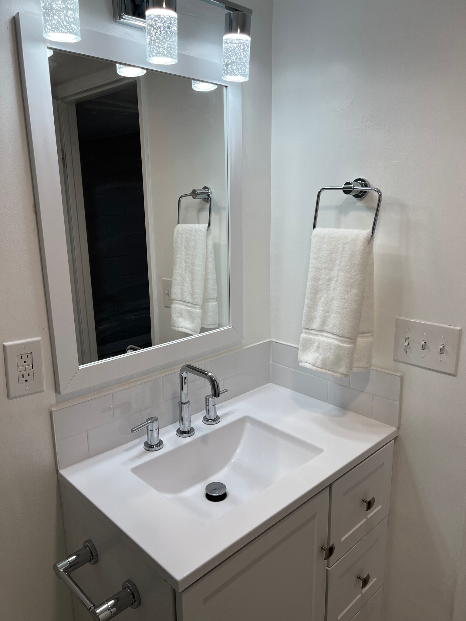 Building Photo - 625 S Royal Crest Cir