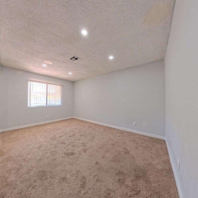 Building Photo - Beautiful 2 Bedroom 2 Bathroom Condo at The Lakes!