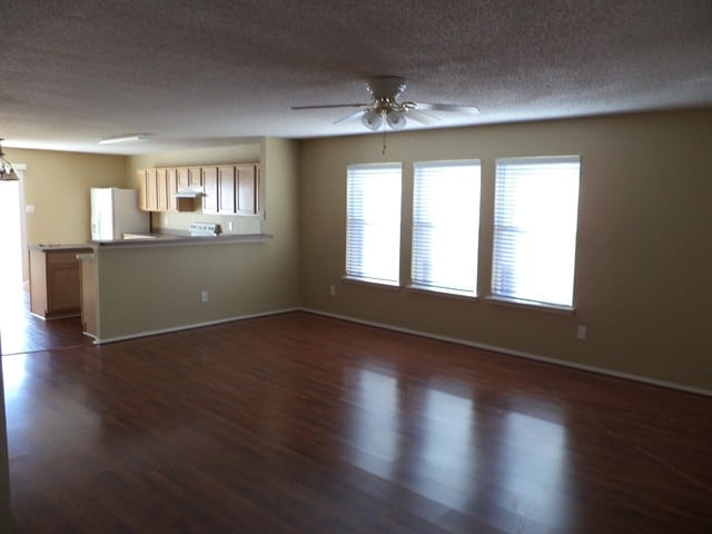 Building Photo - 1601 White Oak Rd