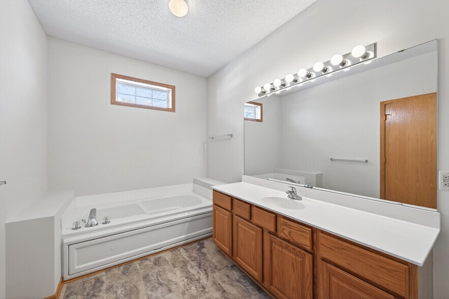 Building Photo - 475 Hickory Ln N