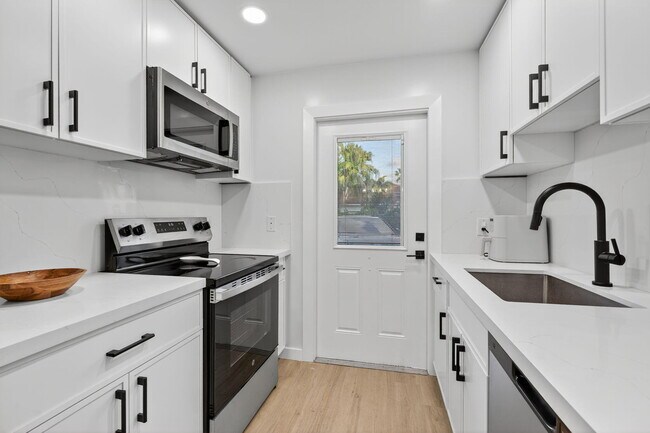 Building Photo - 800 Tropic Isle Dr