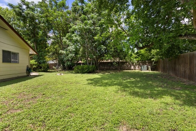 Building Photo - 3 Bedroom/2 Bath Camelot II Subdivision