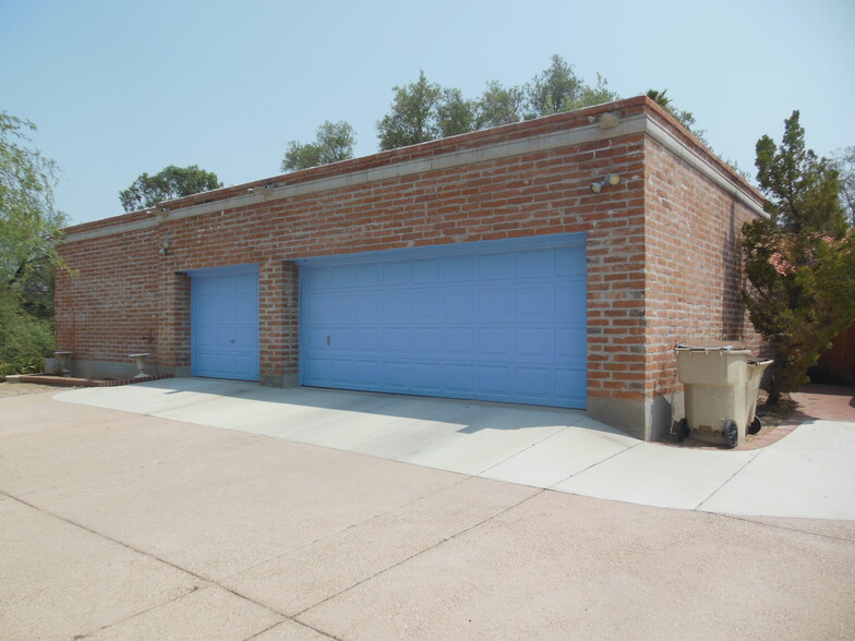 Garage for car/storage - 6890 N Casas Adobes Dr