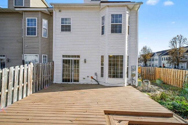 Building Photo - Move-in Special: $100 off of the first month's rent Spacious End-Unit 4 Bedroom Townhome for Rent...