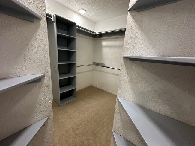 Building Photo - 19 Bronco Dr