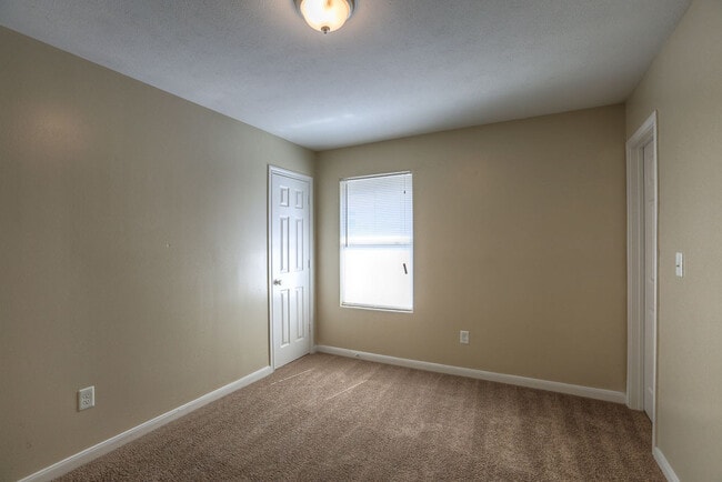 Building Photo - Spacious 4BR/3BA Duplex – Moving Special Available!