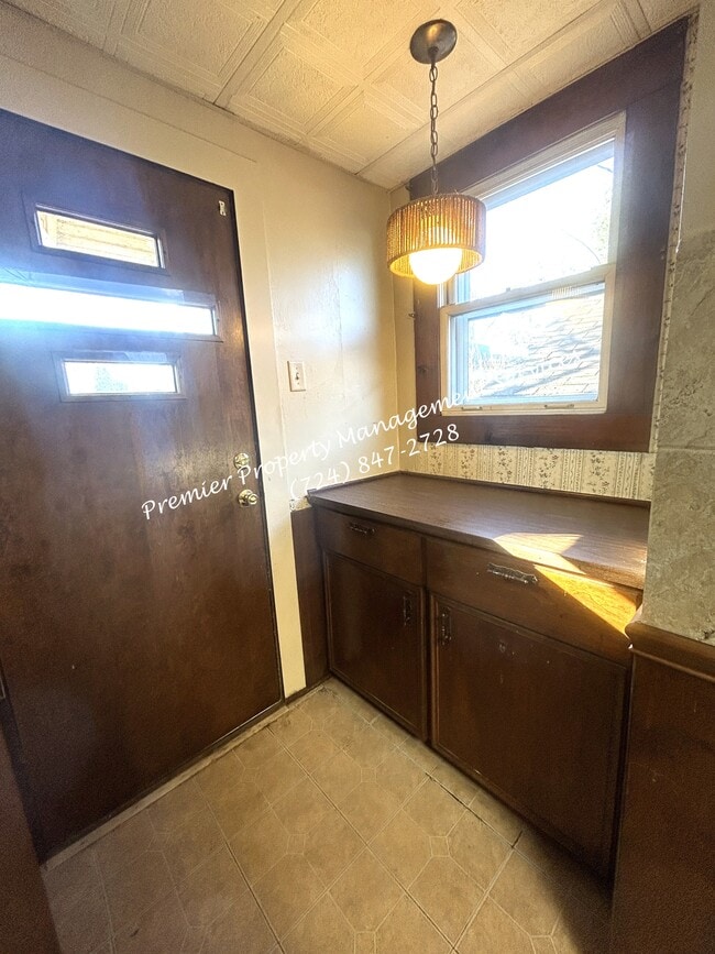 Building Photo - 979 King St